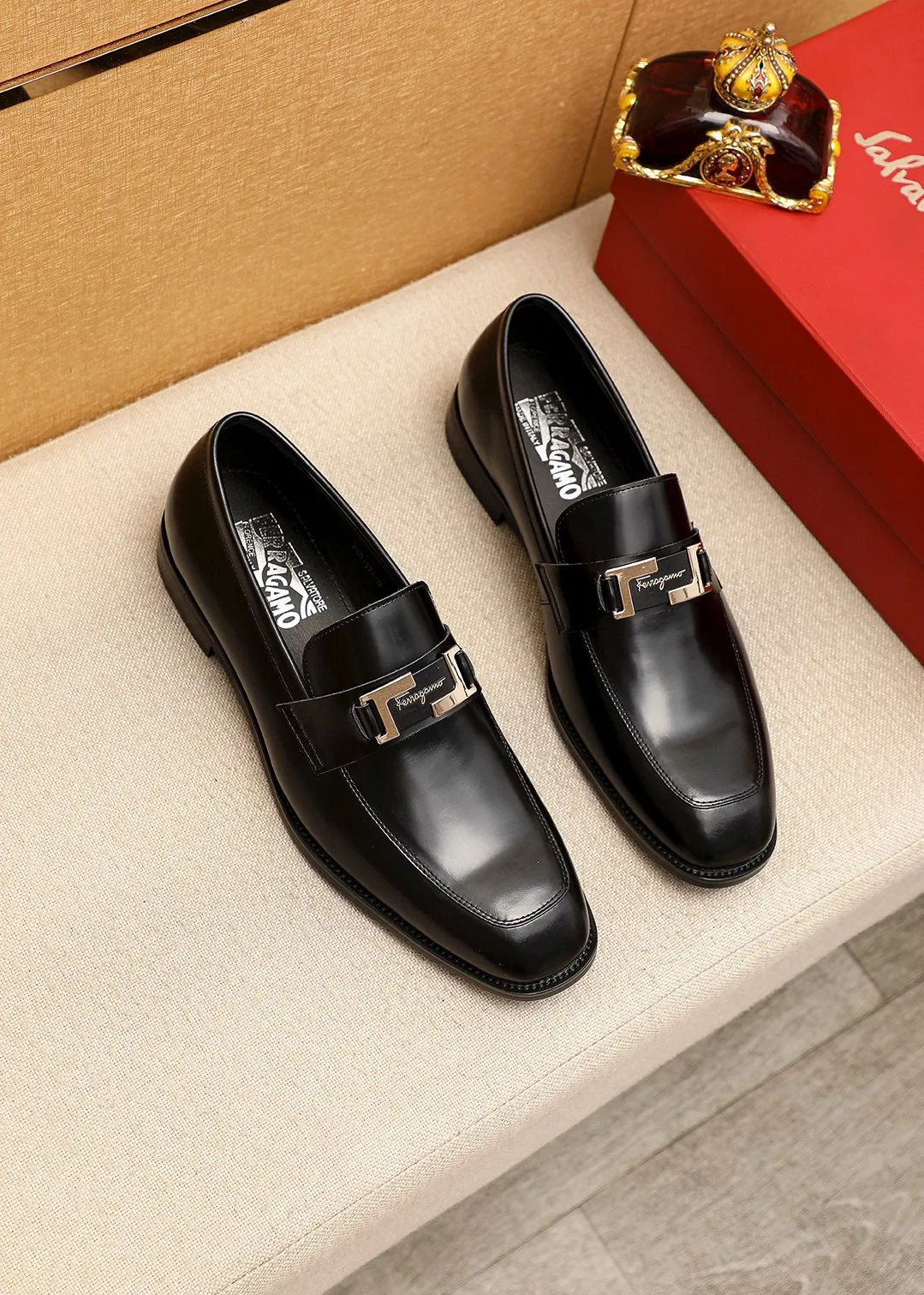 Men's shoes 💰480 💐 Product trademark: Ferragamo "Ferragamo" casual leather shoes Regular size: 38-44 (45.46🉑️customized) Product materials: Selected imported first-layer open-edge beaded cowhide leather upper + luxury hardware buckle, imported water-dyed cowhide leather lining. Strong three-dimensional visual effect, original rubber outsole Color: 2⃣️colors available